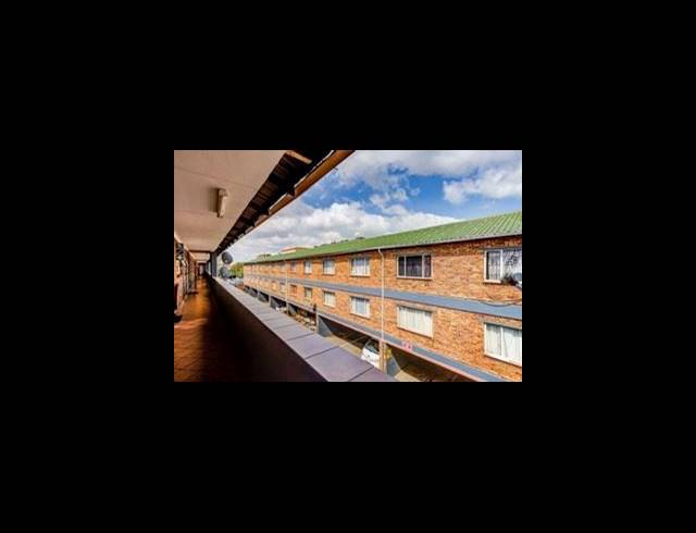 2 BEDROOM APARTMENT FOR SALE IN KEMPTON PARK CENTRAL